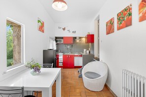 Kühlschrank, Mikrowelle, Herdplatte, Wasserkocher mit Kaffee-/Teezubehör