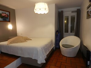 Iron/ironing board, WiFi, bed sheets