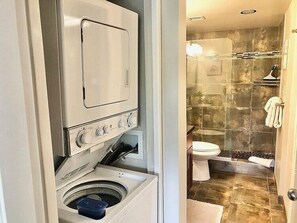 Shower, hair dryer, towels - 2 Bd / 2 Bath across from Ocean and Beach - Maui Banyan G101 (Kihei)