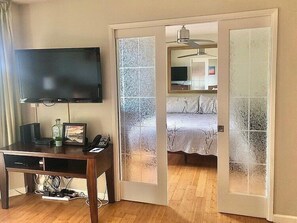 2 slaapkamers, een strijkplank/strijkijzer, gratis wifi, beddengoed