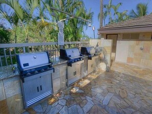 Terrace/patio - 2 Bd / 2 Bath across from Ocean and Beach - Maui Banyan G101 (Kihei)