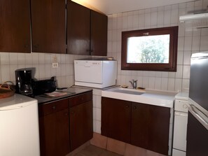 Fridge, microwave, oven, stovetop - Gîte “Le Galabre” with Mountain View, Wi-Fi, and Air Conditioning (La Robine sur Galabre)