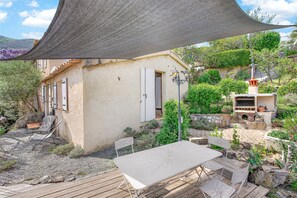 Outdoor dining - Gîte “Le Galabre” with Mountain View, Wi-Fi, and Air Conditioning (La Robine sur Galabre)