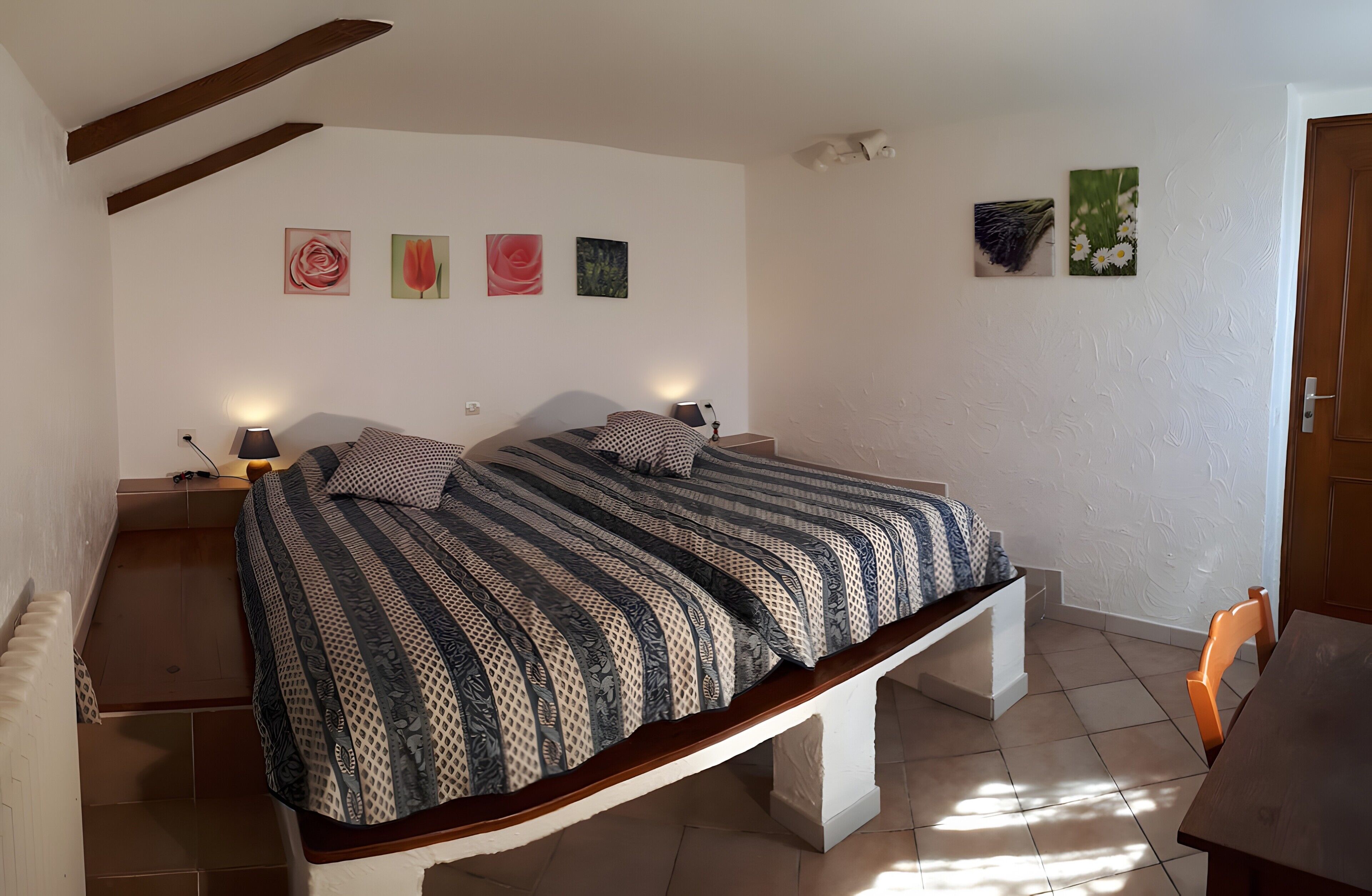 Tabla de planchar con plancha, wifi y ropa de cama 