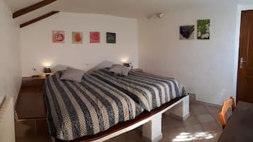 Tabla de planchar con plancha, wifi y ropa de cama