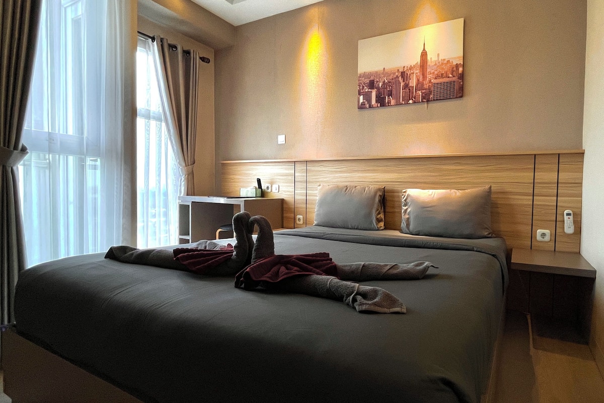 Desk, free WiFi, bed sheets