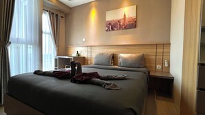 Een bureau, gratis wifi, beddengoed