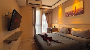 Deluxe Double Room | Desk, free WiFi, bed sheets - Escotel Amazana (South Tangerang)