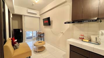 Executive Apartment | Desk, free WiFi, bed sheets