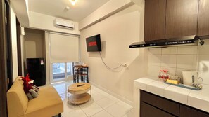 Executive Apartment | Desk, free WiFi, bed sheets - Escotel Amazana (South Tangerang)