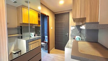 Escritorio, wifi gratis y ropa de cama