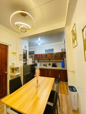 Huoneisto, 2 makuuhuonetta, esteetön, kaupunkinäköala | Ruokasali