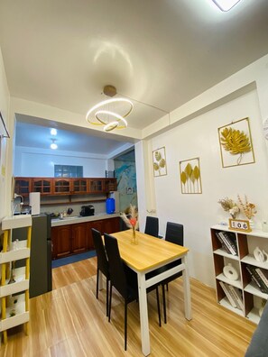 Apartamento, 2 quartos, acessível, vista para a cidade | Sala de jantar