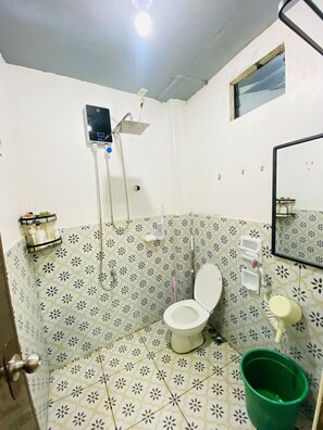 Apartment, 2 Bedrooms, Accessible, City View | Bathroom