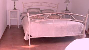 Iron/ironing board, WiFi, bed sheets