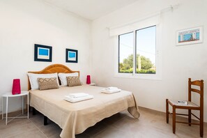 3 bedrooms, in-room safe, iron/ironing board, free WiFi