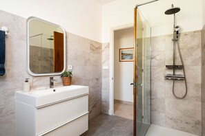 Shower, hair dryer, towels - Villa Margarita Punta Prima by Escape Home (Punta Prima)
