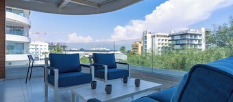 Starlet 1-BR Apt. & Pool in Larnaca