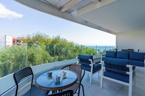 Apartment, 1 Katil Kelamin (Double) dengan Katil Sofa, Kitchen, City View | Tempat makan luar