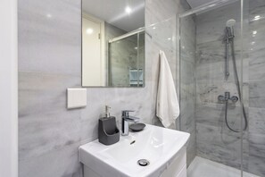 Appartement, 1 lit double et 1 canapé-lit, cuisine, vue ville | Salle de bain