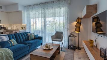 Apartamento, 1 cama de casal e sofá-cama, cozinha, vista para a cidade | Área de estar | Smart TV, Netflix, serviços de streaming