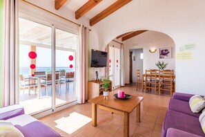 TV - Villa Camamila by Escape Home (Torre Solí Nou)