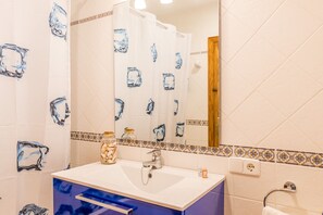 Shower, hair dryer, towels - Villa Camamila by Escape Home (Torre Solí Nou)