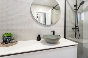 Dusche, Haartrockner, Handtücher, Seife