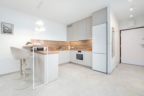 Frigorífico, microondas, horno y placa de cocina