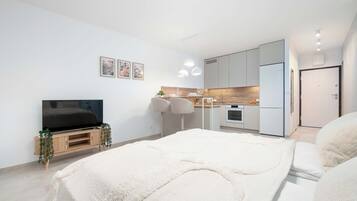 Tabla de planchar con plancha, cuna de viaje, wifi y ropa de cama