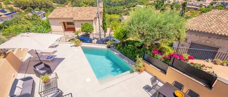 Una piscina al aire libre