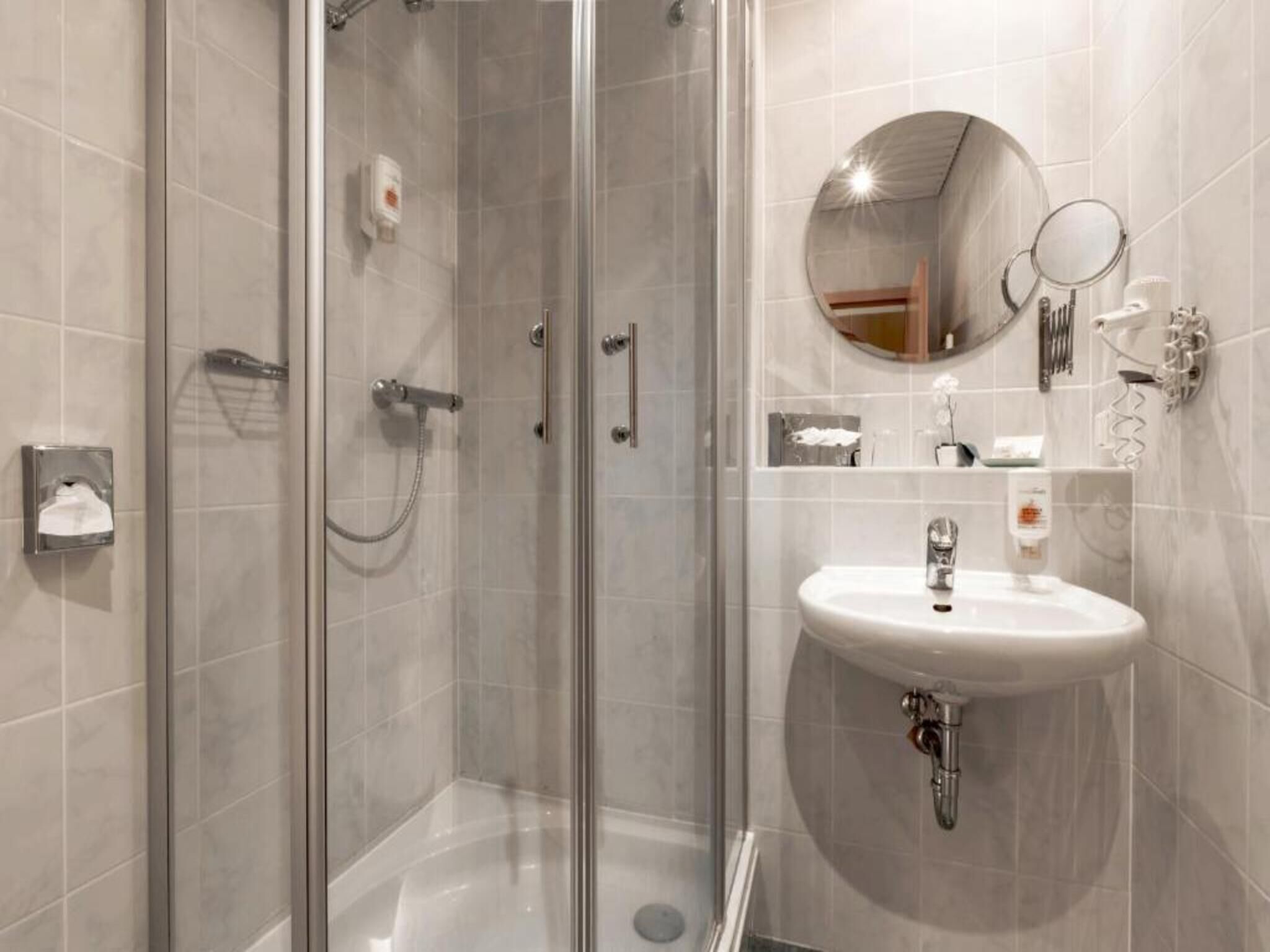 Einzelzimmer | Badezimmer | Kostenlose Toilettenartikel, Haartrockner, Handtücher, Seife