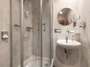 Chambre Simple | Salle de bain | Articles de toilette gratuits, sĂšche-cheveux, serviettes fournies, savon