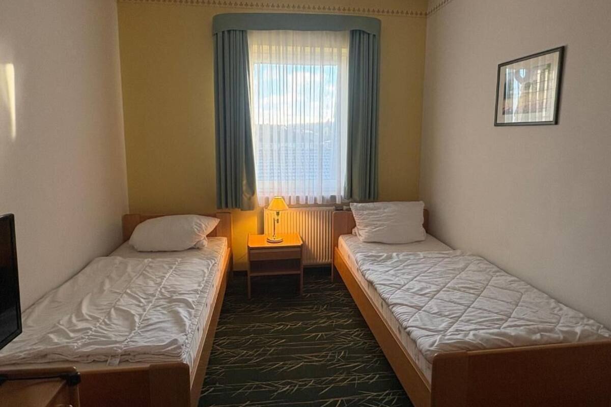 Standard Twin Room | In-room safe, soundproofing, bed sheets