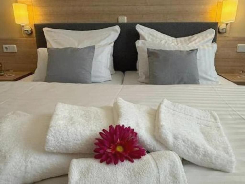 Standard Double Room | In-room safe, soundproofing, bed sheets