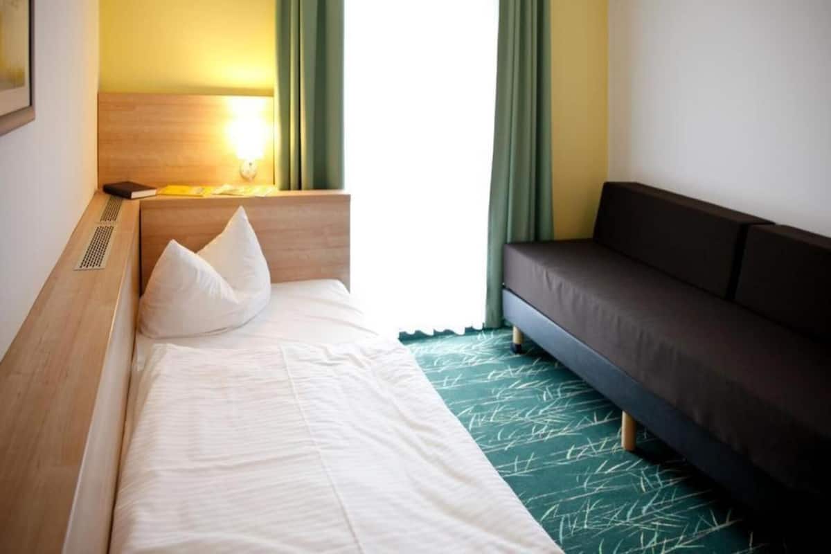 Single Room | In-room safe, soundproofing, bed sheets