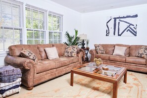 Living area - Peaceful, spacious and newly renovated space (Tucker)