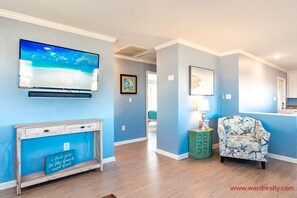 Interior - Tak It Ezy - Oceanfront 4BR Home, Screen Porch, Pet Friendly! (Surf City)