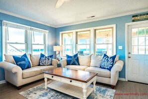 Smart TV - Tak It Ezy - Oceanfront 4BR Home, Screen Porch, Pet Friendly! (Surf City)