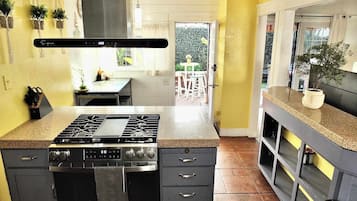 House, 1 Queen Bed with Sofa bed, Patio, Garden View (Eastside Garden Hideaway) | Private kitchen