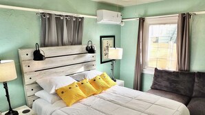 Hus - 1 queensize-säng med bäddsoffa - uteplats - utsikt mot trädgården (Eastside Garden Hideaway) | 1 sovrum, individuell inredning, unika möbler och sängkläder