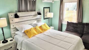 Rumah, 1 Tempat Tidur Queen dengan tempat tidur Sofa, patio (Eastside Garden Hideaway) | 1 kamar tidur dan didekorasi berbeda-beda