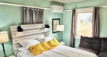 Eastside Garden Hideaway For 4, Perfect Location for World Cup Attendees!