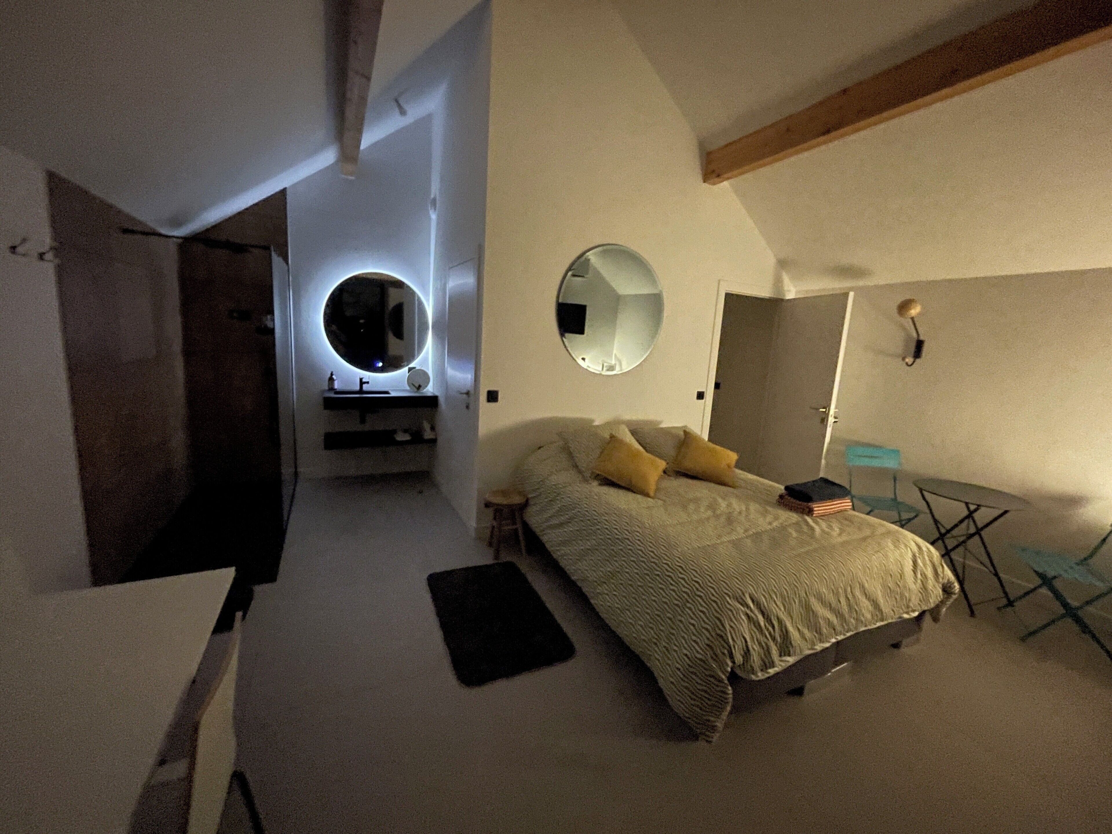 Iron/ironing board, WiFi, bed sheets