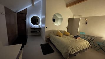 Iron/ironing board, WiFi, bed sheets