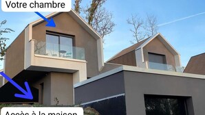 A modern two-story house with a balcony and a garage. - Near ARKEA ARENA for this room with an incredible view (Bouliac)