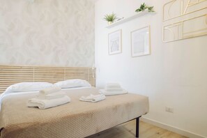Schreibtisch, schallisolierte Zimmer, Bügeleisen/Bügelbrett