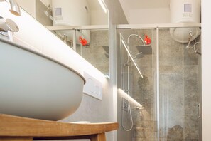Dusche, umweltfreundliche Kosmetikartikel, Haartrockner, Bidet
