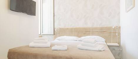 Työpöytä, silitysrauta/-lauta, ilmainen Wi-Fi, vuodevaatteet