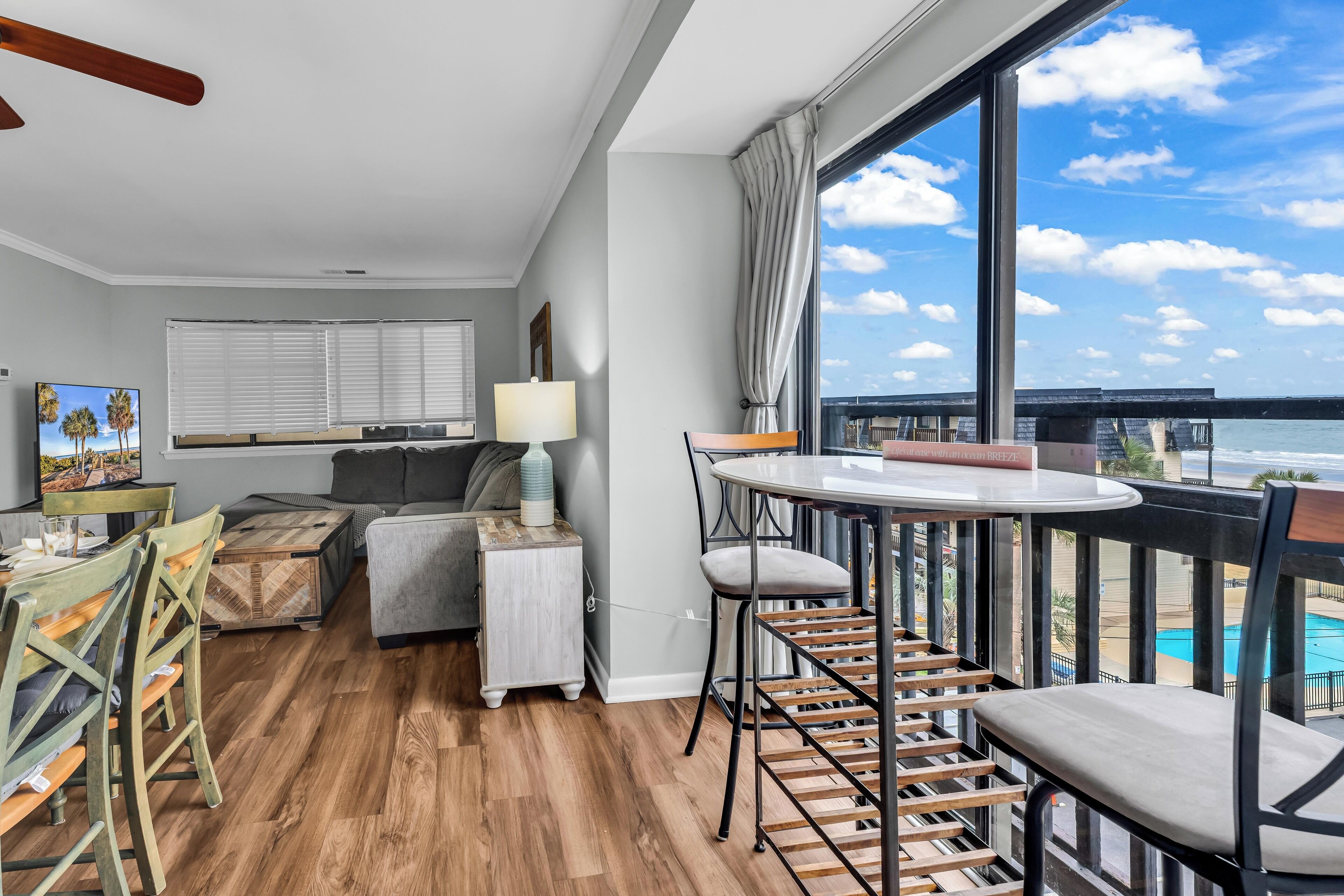 Appart'hôtel Signature, 2 chambres, balcon, vue partielle sur l'océan | Salle de séjour | TV connectée de 32 pouces avec chaînes numériques, Netflix, Hulu